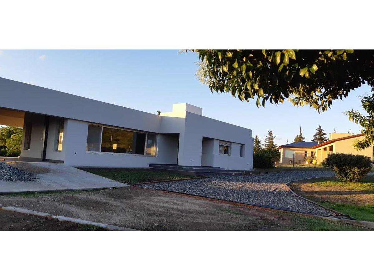 CASA DE CATEGORÍA - BARRIO VILLA EDEN, LA FALDA.