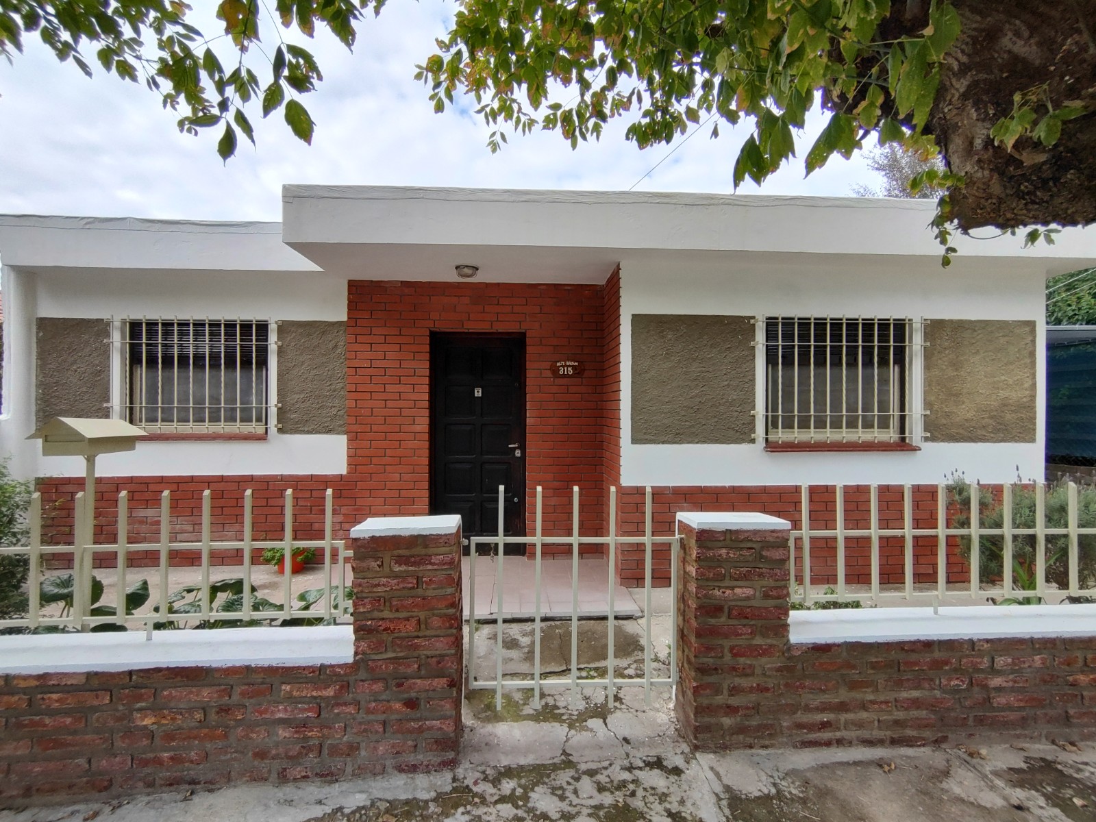 CASA B° DOMINADOR - LA FALDA.-