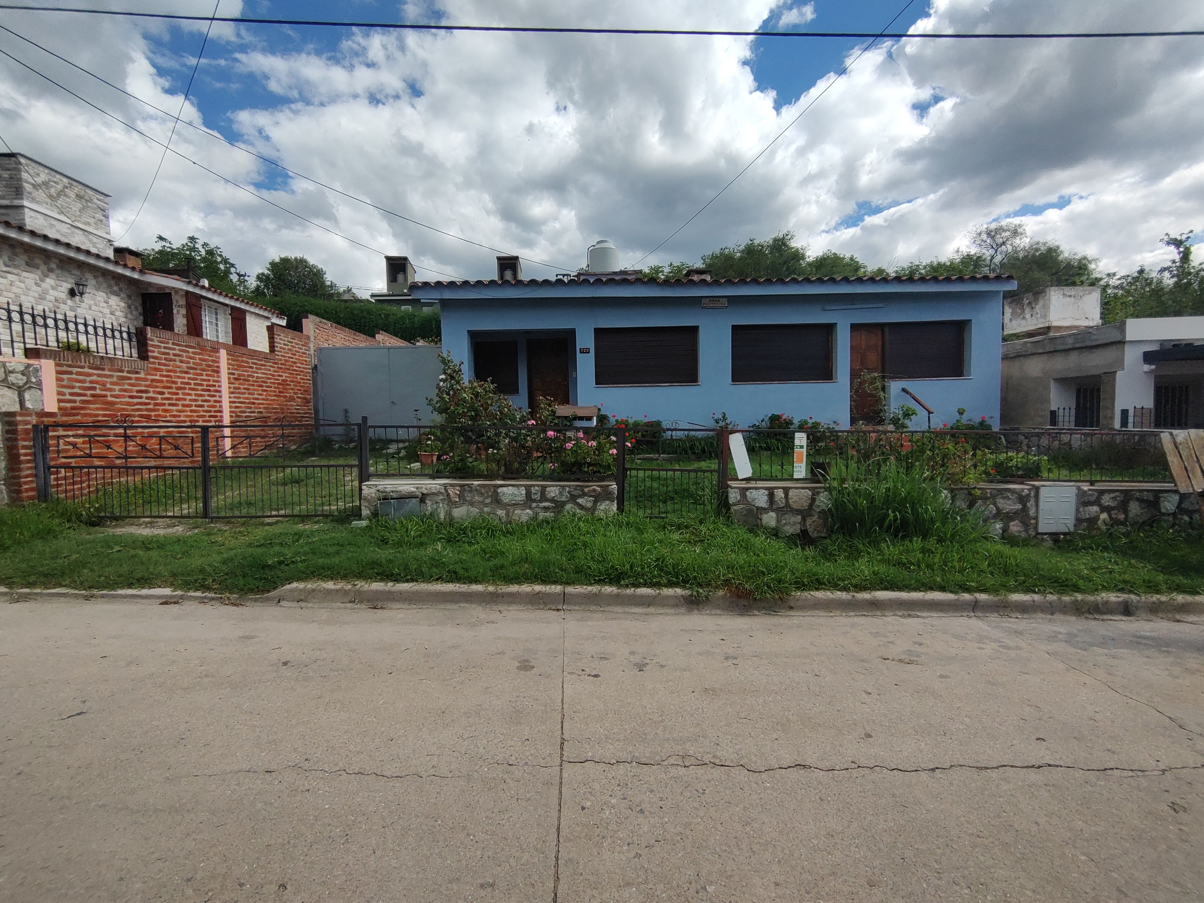 CASA B° PARQUE JARDIN - LA FALDA.-