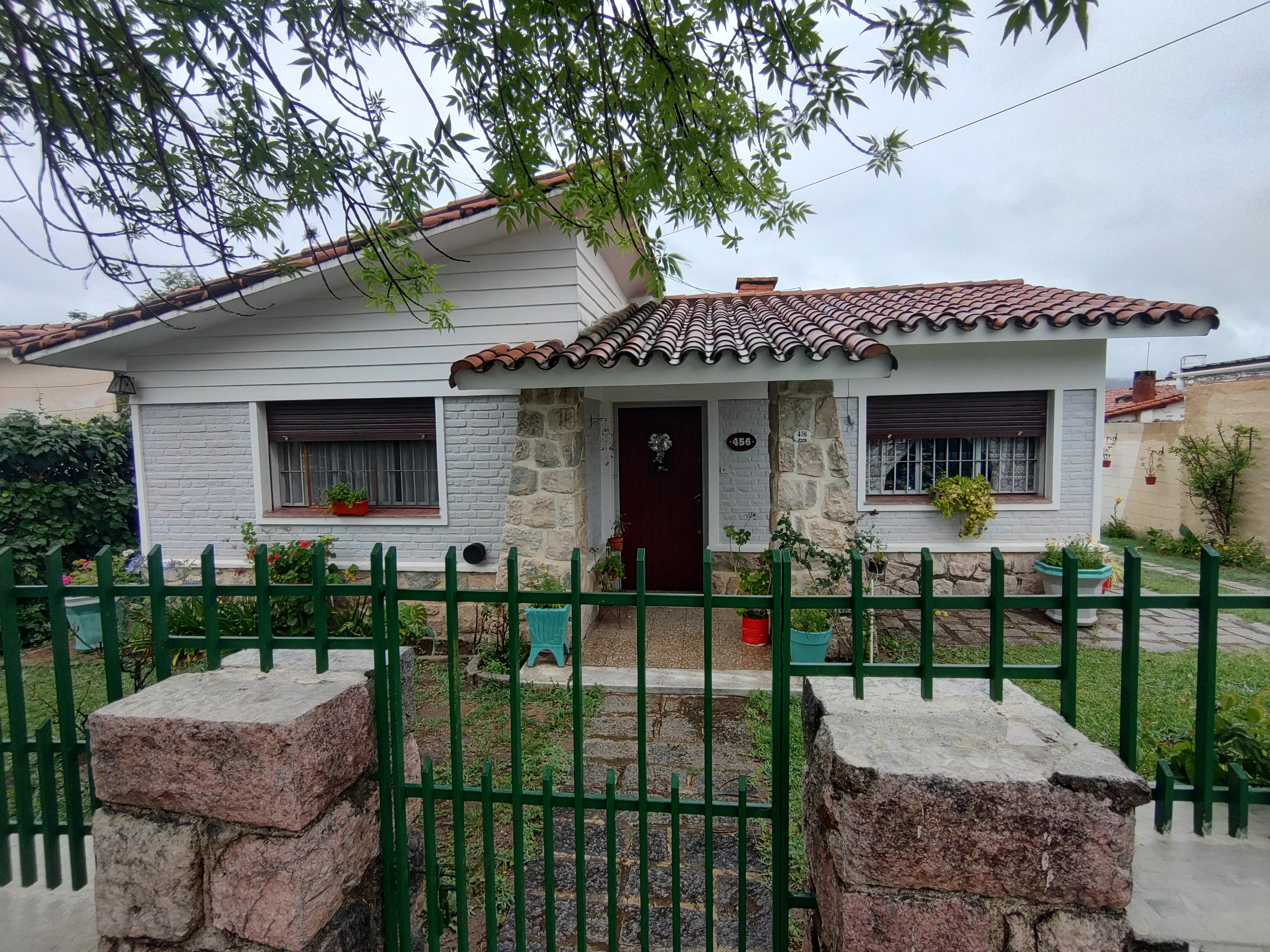 CASA B° SANTA ROSA - LA FALDA.-