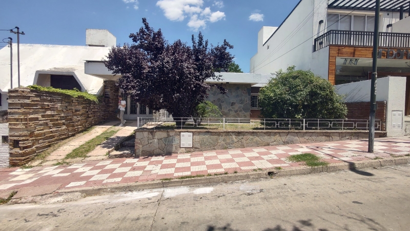 CASA B° CENTRO - LA FALDA.-