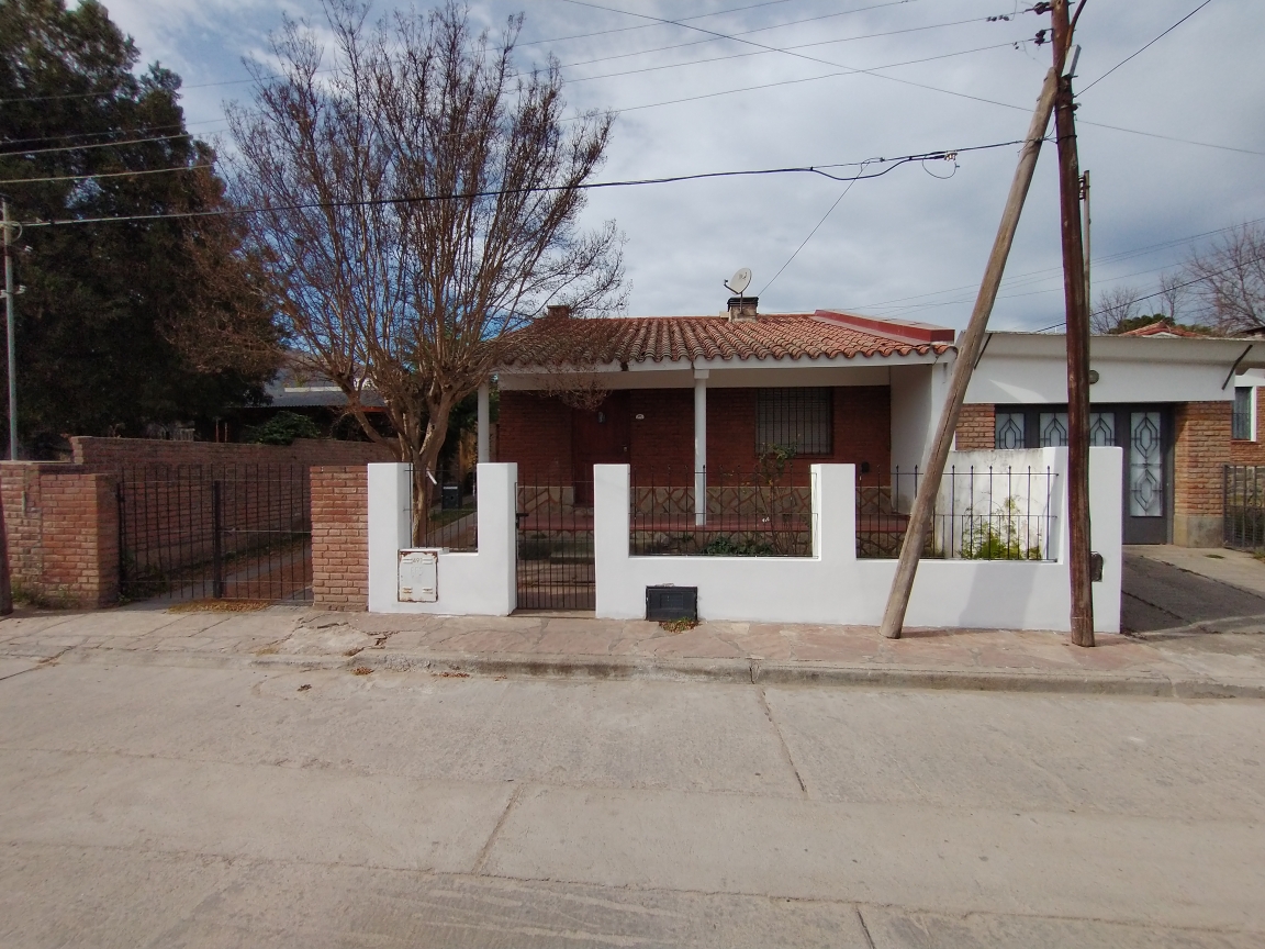 CHALET B° PARQUE JARDIN - LA FALDA.-