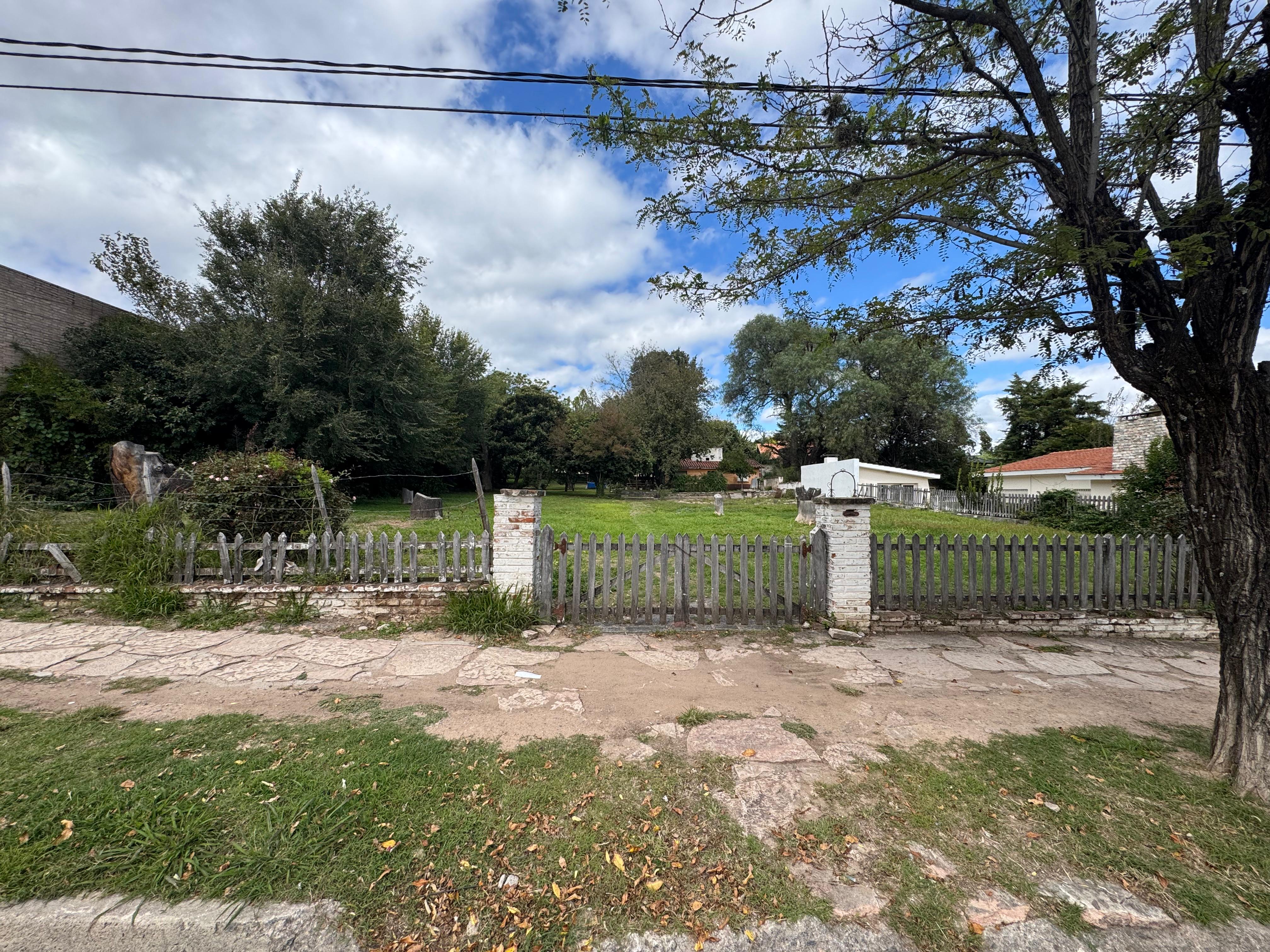 TERRENO B° VILLA EDEN - LA FALDA.- SOBRE AV. EDEN.-