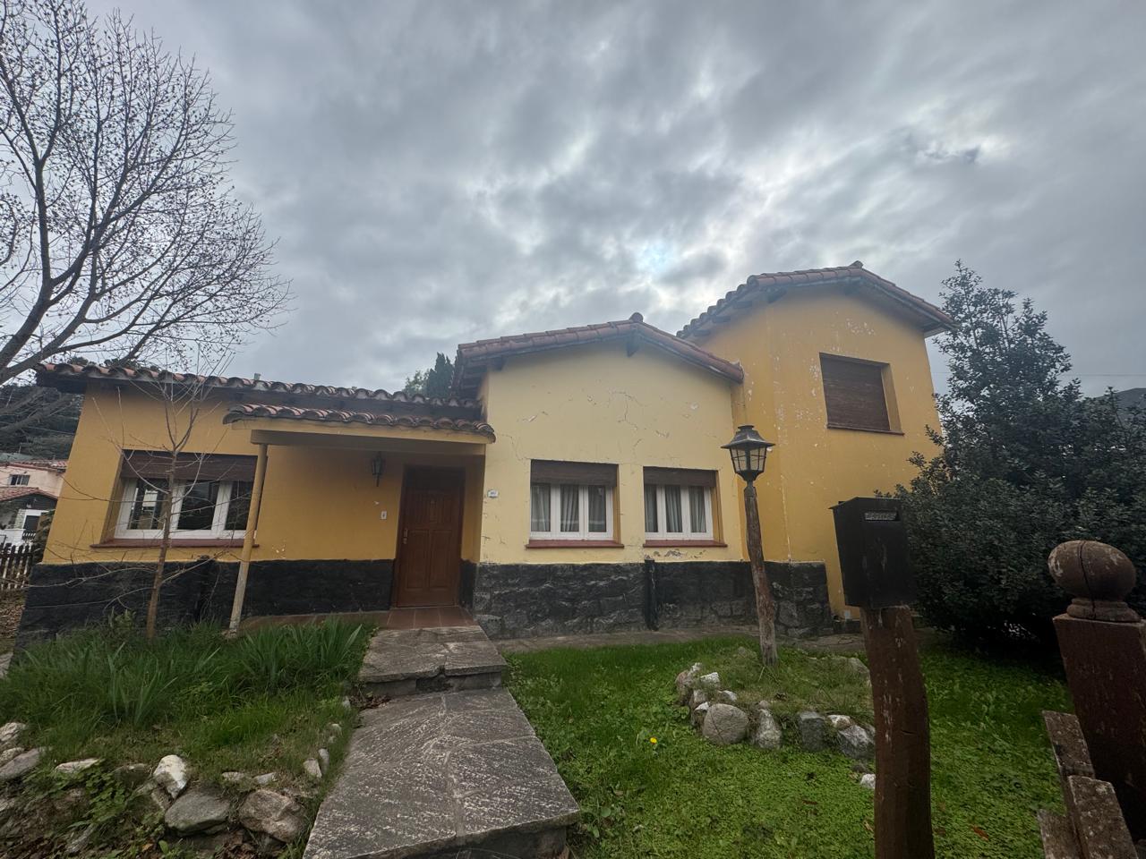 CASA B° CENTRO -  LA FALDA.-