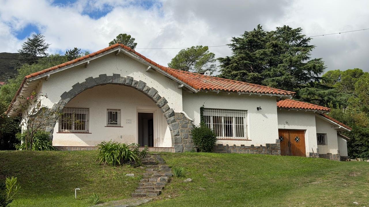 CHALET B° VILLA EDEN - LA FALDA.-