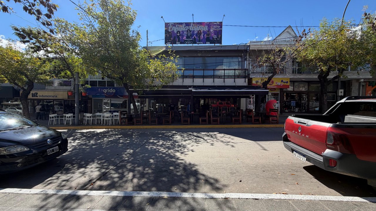 GRAN LOCAL SOBRE AV. EDEN - LA FALDA.-