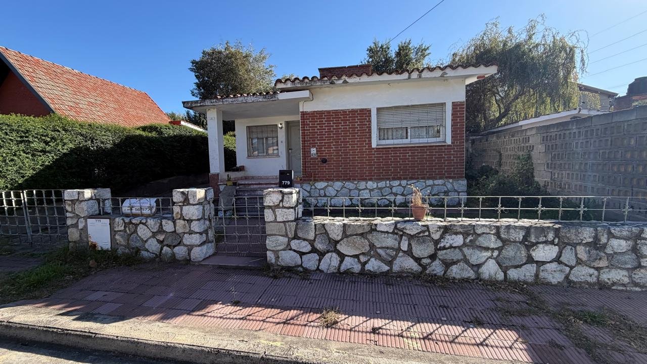 CASA B° PARQUE JARDIN - LA FALDA.-