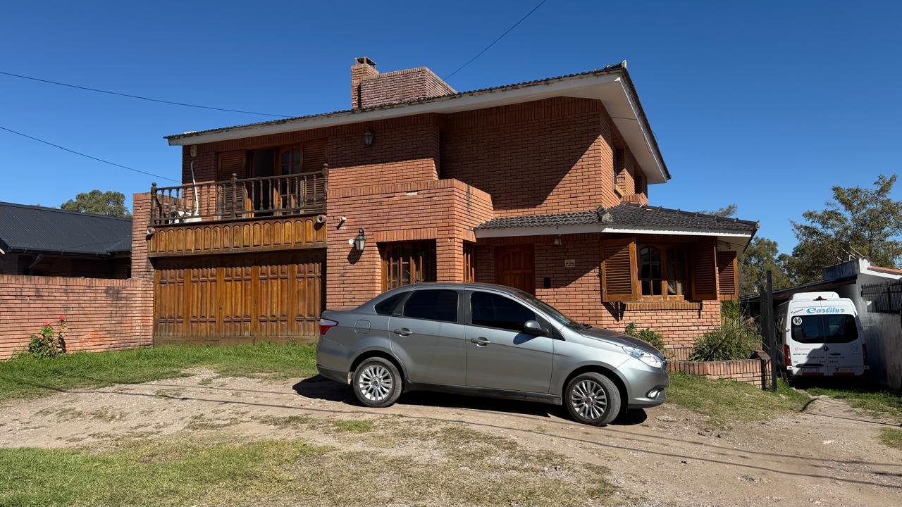 CHALET B° VILLA EDEN - LA FALDA.-
