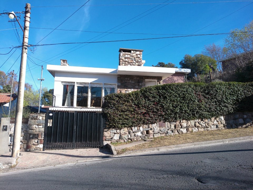 CASA B° PARQUE JARDIN - LA FALDA.-