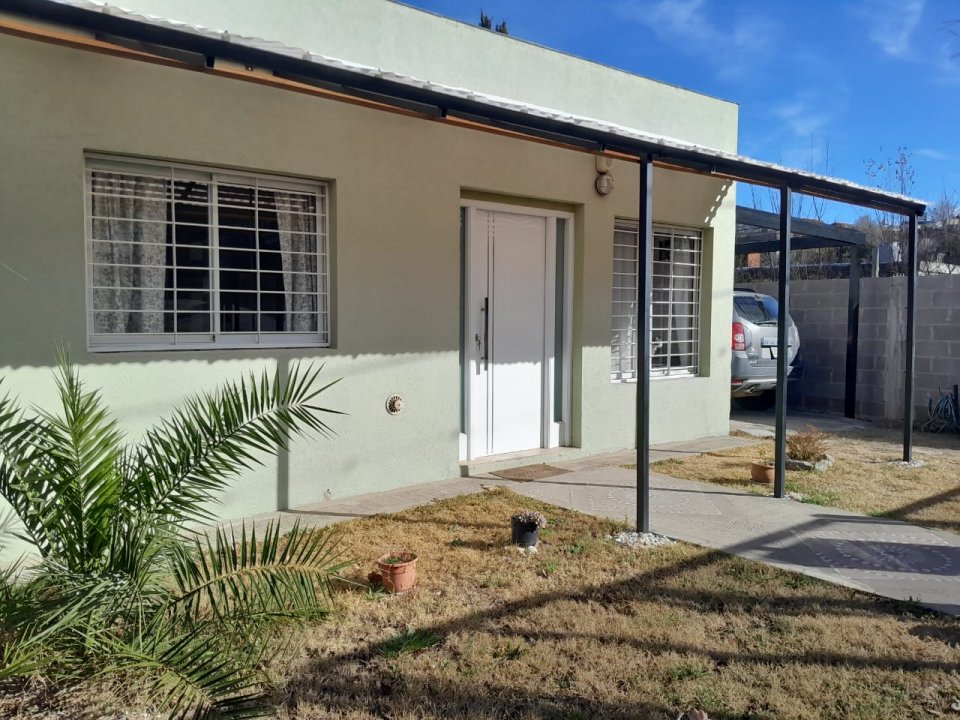 CASA B° PARQUE JARDIN - LA FALDA.-