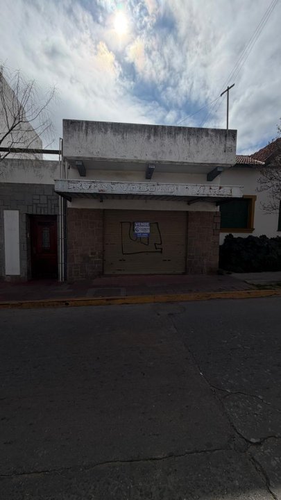 LOCAL COMERCIAL + DEPARTAMENTO B° CENTRO - LA FALDA.-