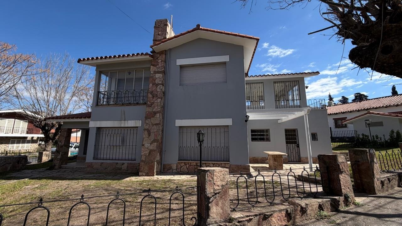CASA B° PARQUE JARDIN - LA FALDA.-