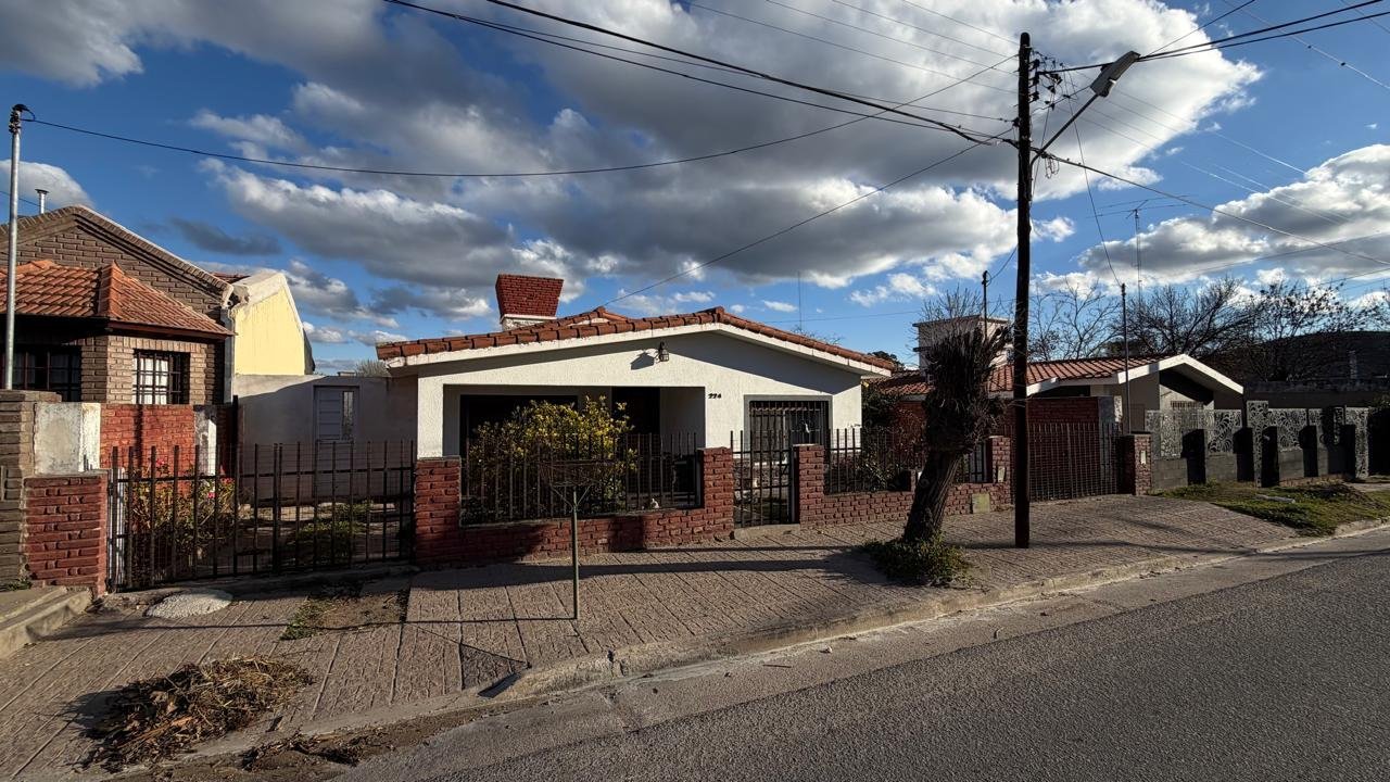 CASA B° PARQUE JARDIN - LA FALDA.-